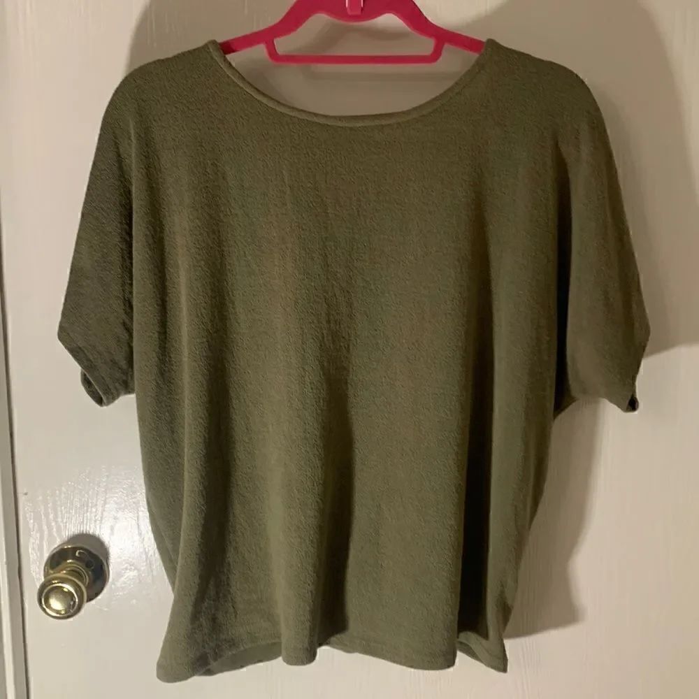 Alya Francesca’s EUC green open back short sleeve shirt Size Large